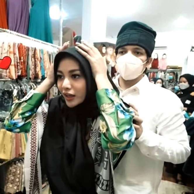 9 Potret Aurel Kini Sering Berhijab, Damagenya 1000 Kali Lipat