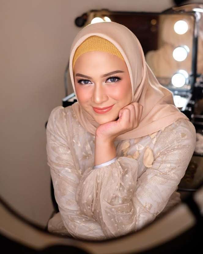 6 Potret Nina Zatulini Saat Full Makeup, Kian Memesona!