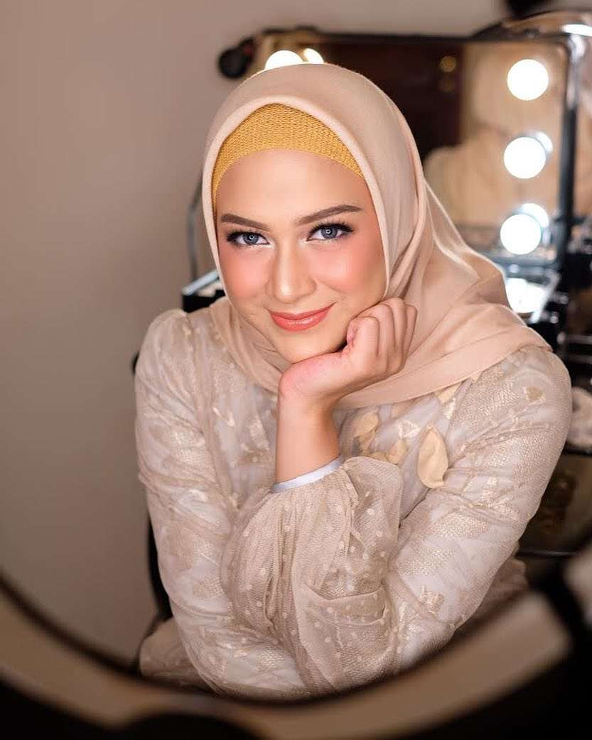 6 Potret Nina Zatulini Saat Full Makeup, Kian Memesona!