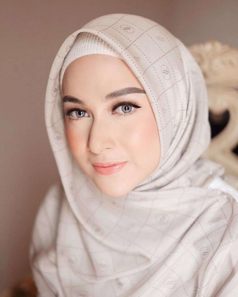 6 Potret Nina Zatulini Saat Full Makeup, Kian Memesona!