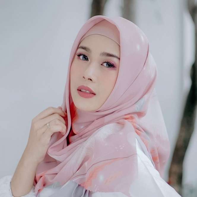 7 Gaya Widya Amelia, Istri Yoga Arizona Usai Mantap Berhijab
