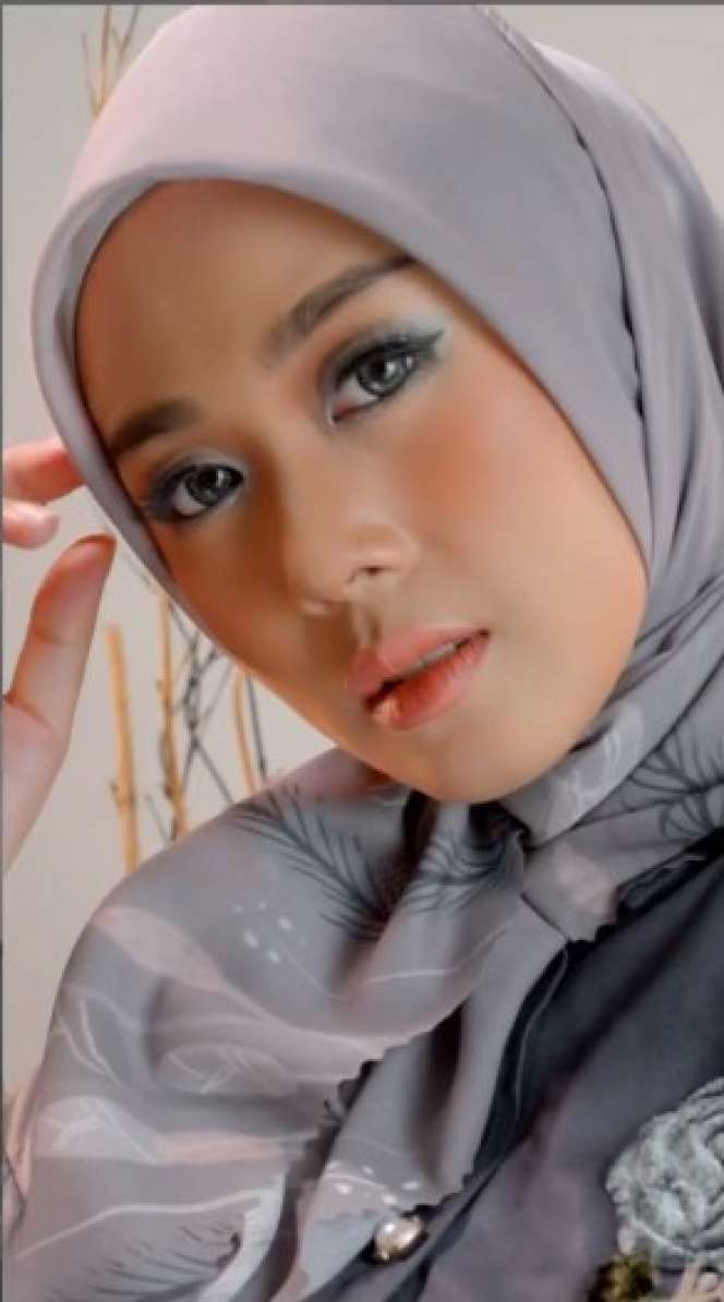 7 Gaya Widya Amelia, Istri Yoga Arizona Usai Mantap Berhijab