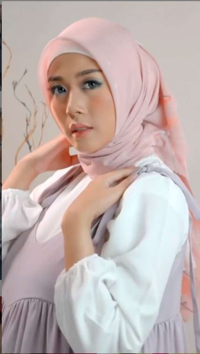 7 Gaya Widya Amelia, Istri Yoga Arizona Usai Mantap Berhijab
