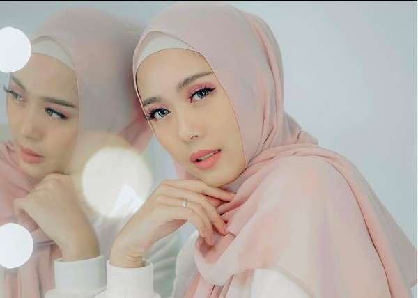 7 Gaya Widya Amelia, Istri Yoga Arizona Usai Mantap Berhijab