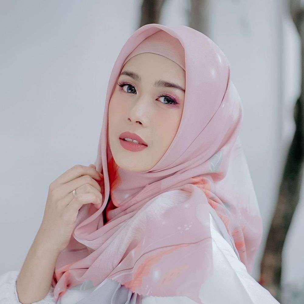 7 Gaya Widya Amelia, Istri Yoga Arizona Usai Mantap Berhijab
