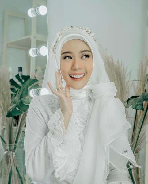 7 Gaya Widya Amelia, Istri Yoga Arizona Usai Mantap Berhijab