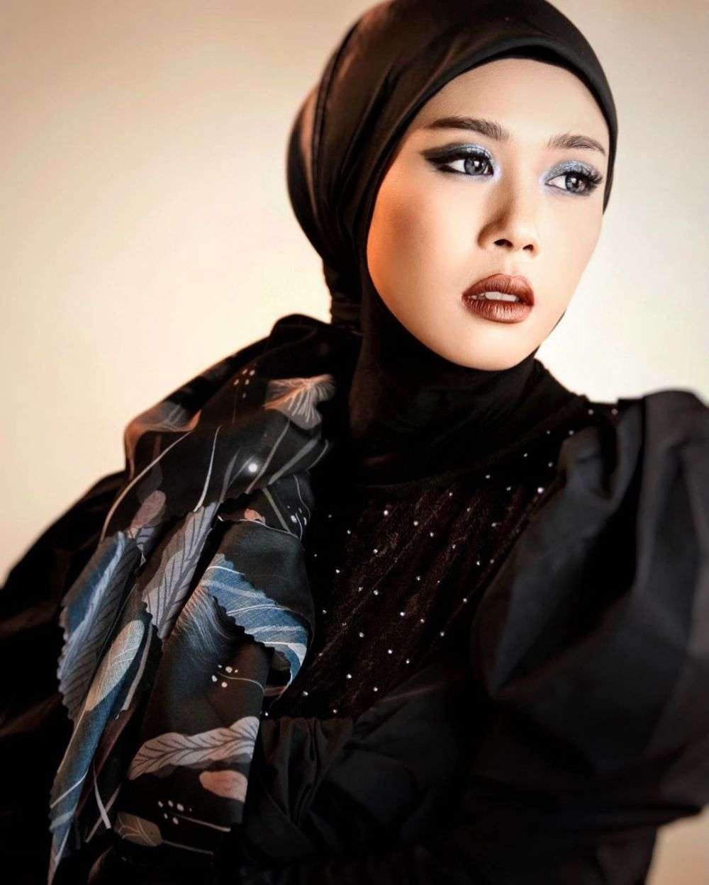 7 Gaya Widya Amelia, Istri Yoga Arizona Usai Mantap Berhijab