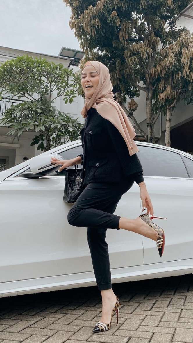 5 Potret Kaki Ramping Olla Ramlan yang Ramai Jadi Omongan