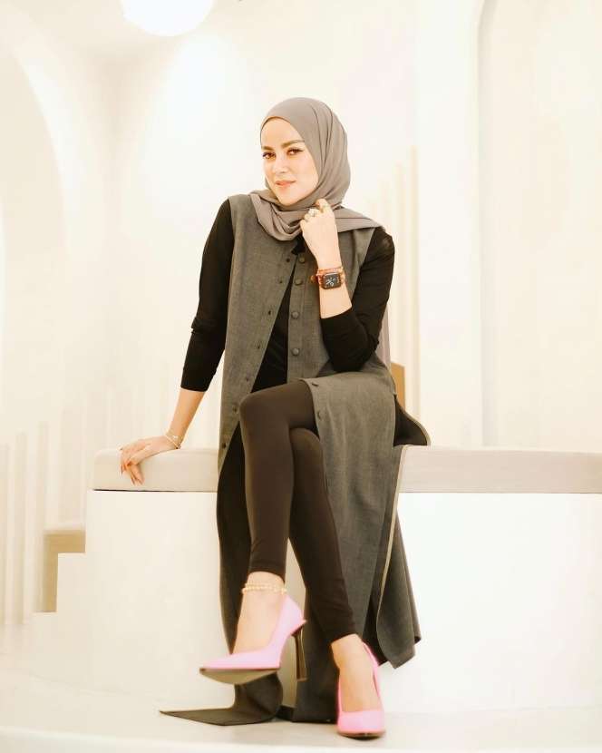 5 Potret Kaki Ramping Olla Ramlan yang Ramai Jadi Omongan