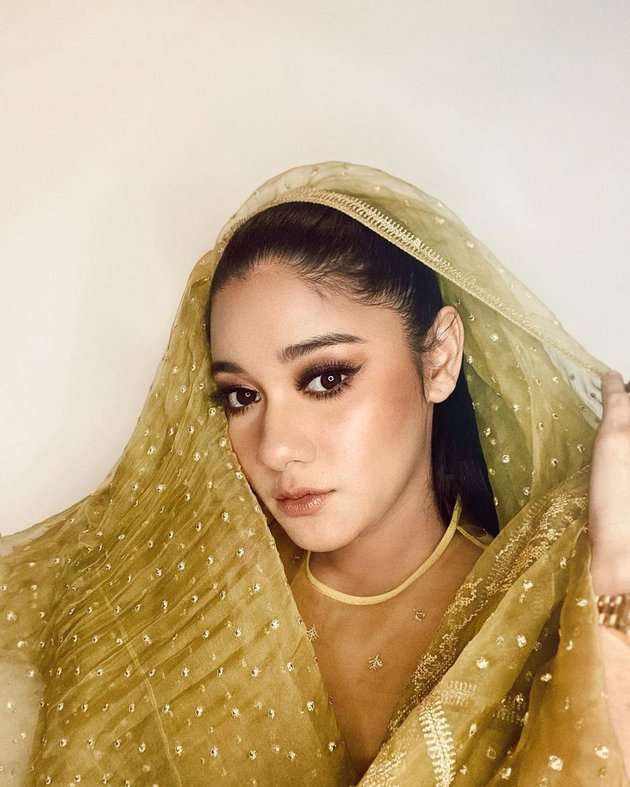Diisukan Mualaf, 5 Penampilan Naysilla Mirdad Saat Ramadan 
