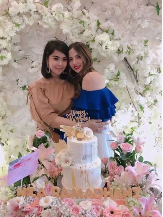 7 Potret Kue Ultah Keluarga Nia Ramadhani, Terakhir Bikin Syok