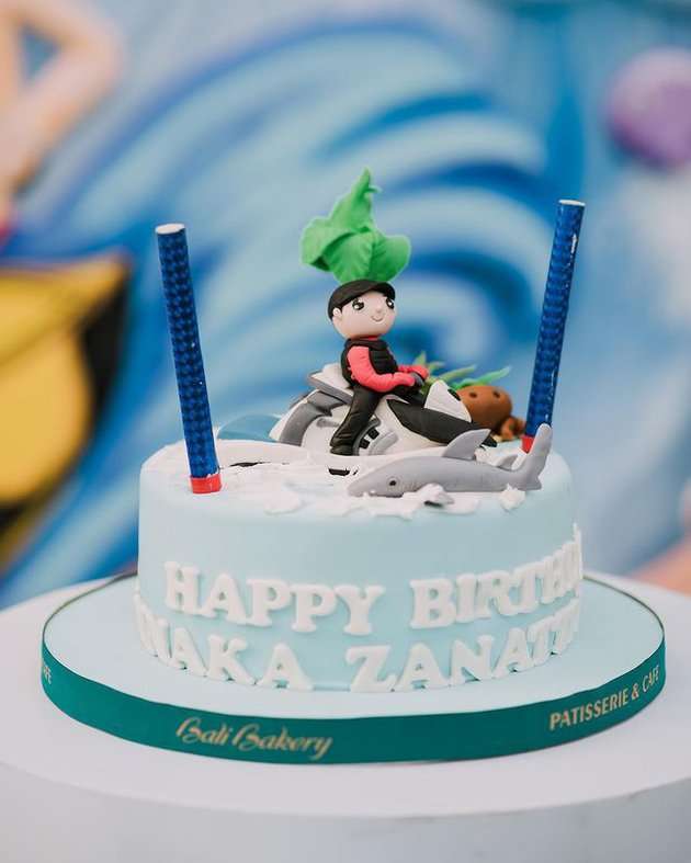 7 Potret Kue Ultah Keluarga Nia Ramadhani, Terakhir Bikin Syok
