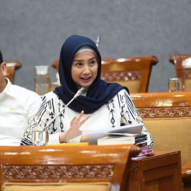 Gaya 8 Seleb Cantik Anggota DPR, Krisdayanti Paling Disorot!