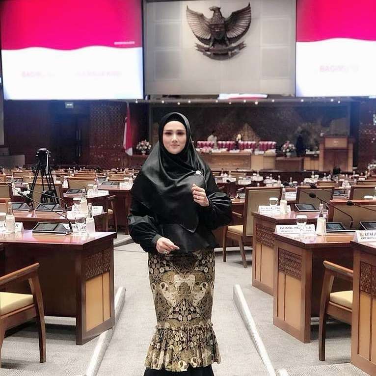Gaya 8 Seleb Cantik Anggota DPR, Krisdayanti Paling Disorot!