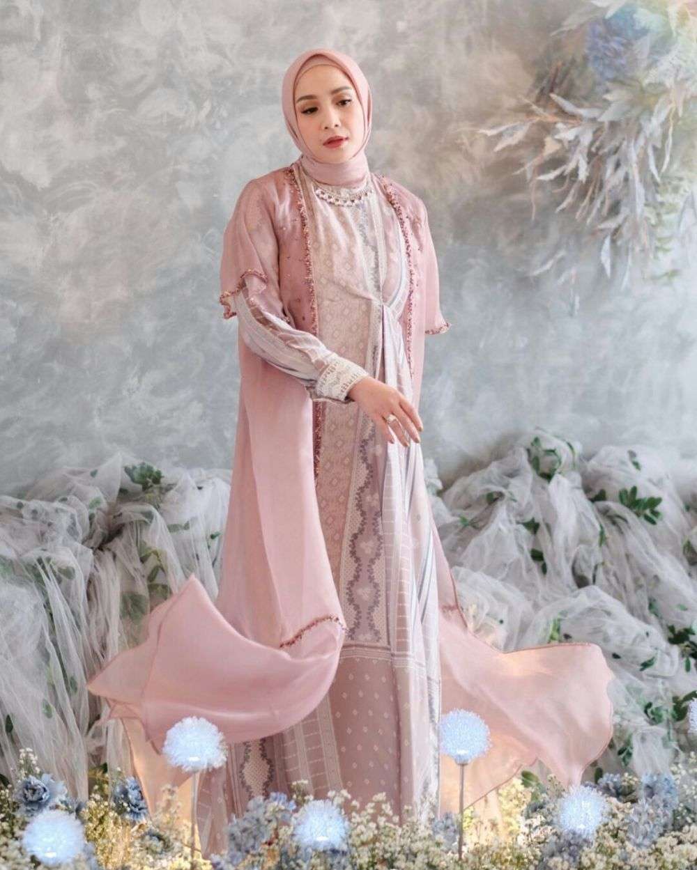 10 Potret Nagita Slavina Jadi Model Busana Muslim, Cantik Abis