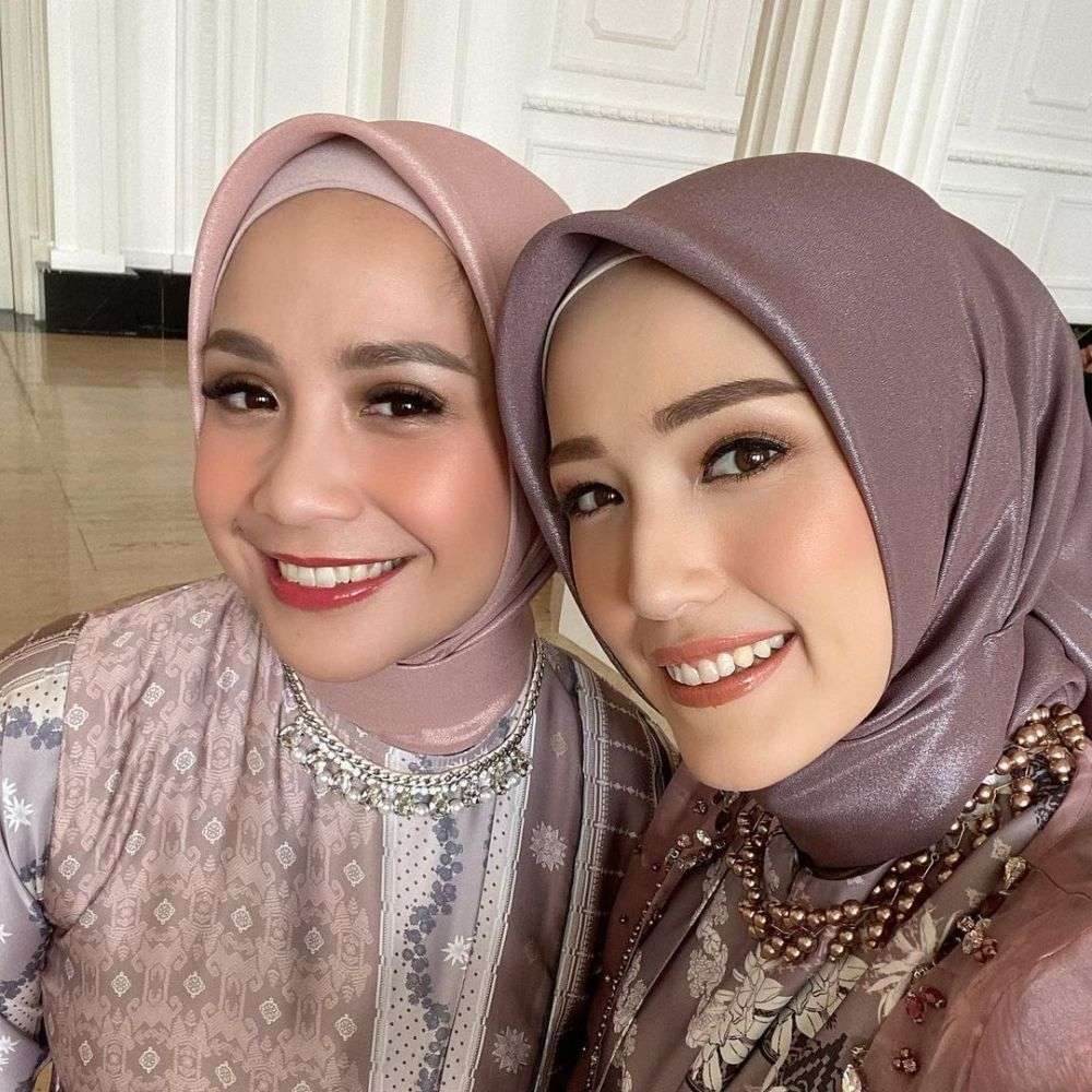 10 Potret Nagita Slavina Jadi Model Busana Muslim, Cantik Abis