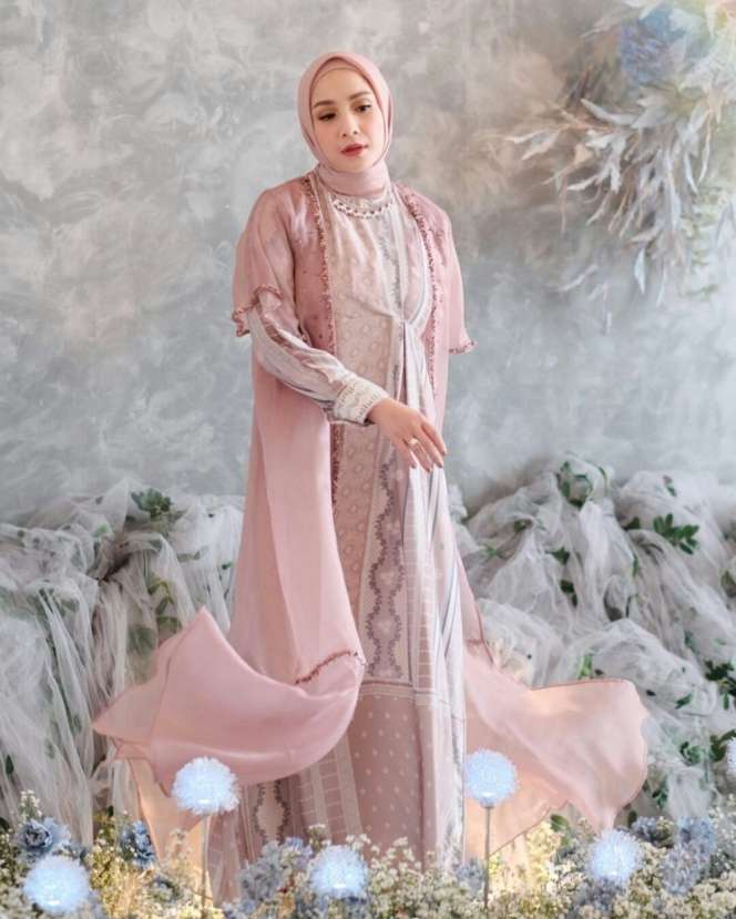 10 Potret Nagita Slavina Jadi Model Busana Muslim, Cantik Abis