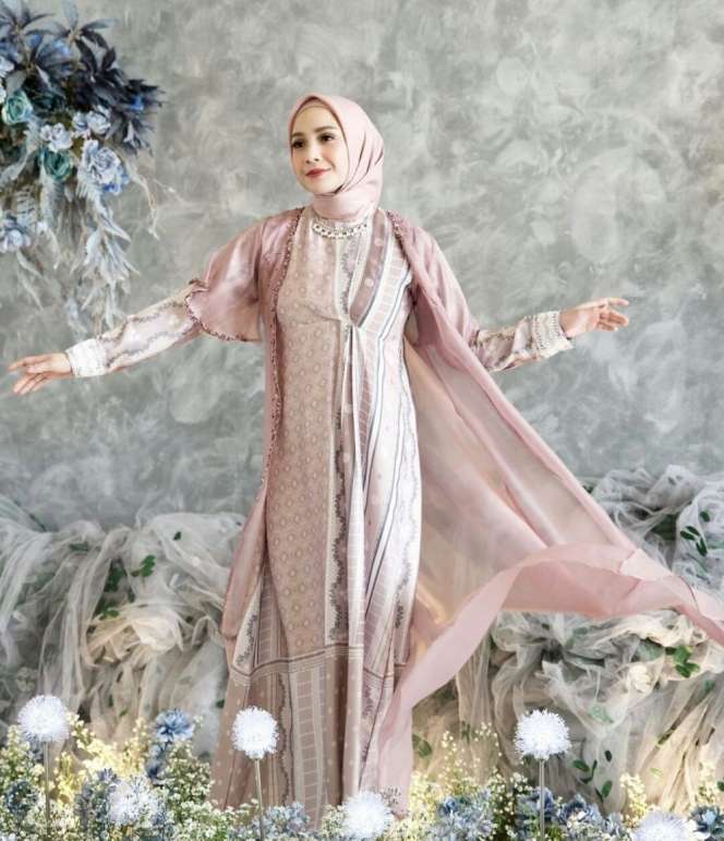 10 Potret Nagita Slavina Jadi Model Busana Muslim, Cantik Abis