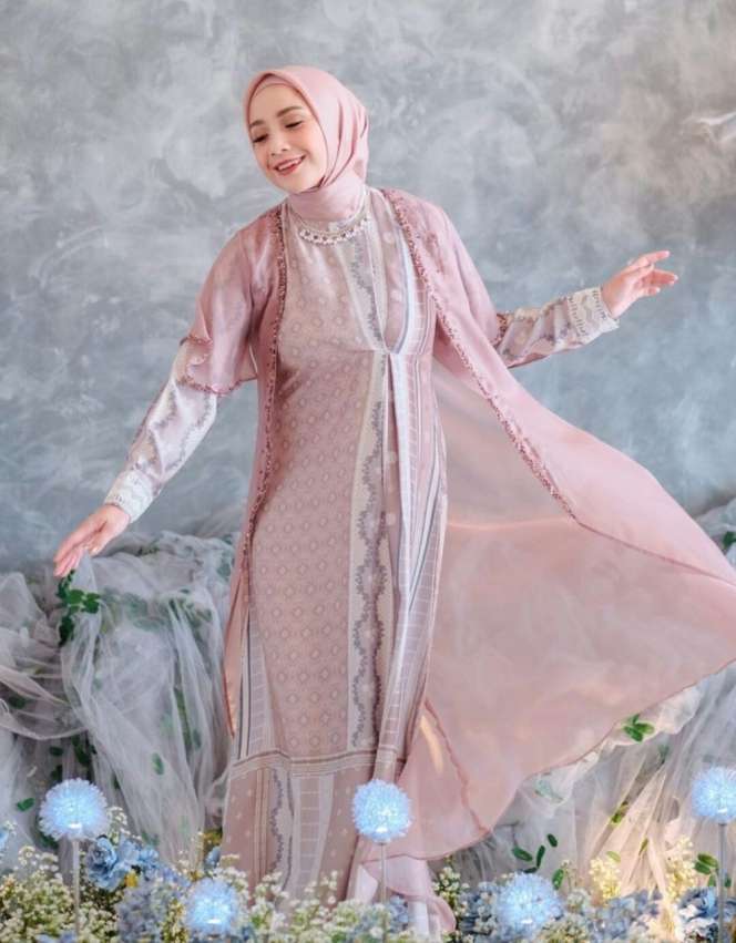 10 Potret Nagita Slavina Jadi Model Busana Muslim, Cantik Abis