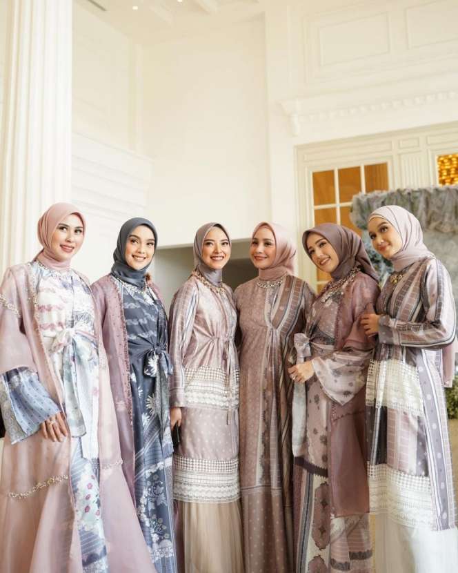 10 Potret Nagita Slavina Jadi Model Busana Muslim, Cantik Abis