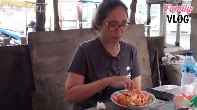 Tak Gengsi, 10 Potret Ussy Sulistiawaty Kulineran Kaki Lima