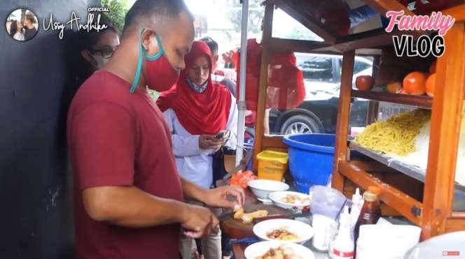 Tak Gengsi, 10 Potret Ussy Sulistiawaty Kulineran Kaki Lima