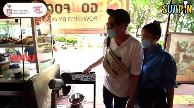 Tak Gengsi, 10 Potret Ussy Sulistiawaty Kulineran Kaki Lima