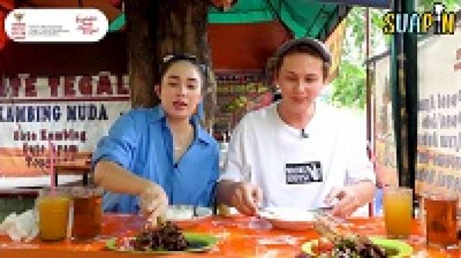 Tak Gengsi, 10 Potret Ussy Sulistiawaty Kulineran Kaki Lima
