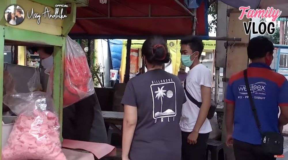Tak Gengsi, 10 Potret Ussy Sulistiawaty Kulineran Kaki Lima
