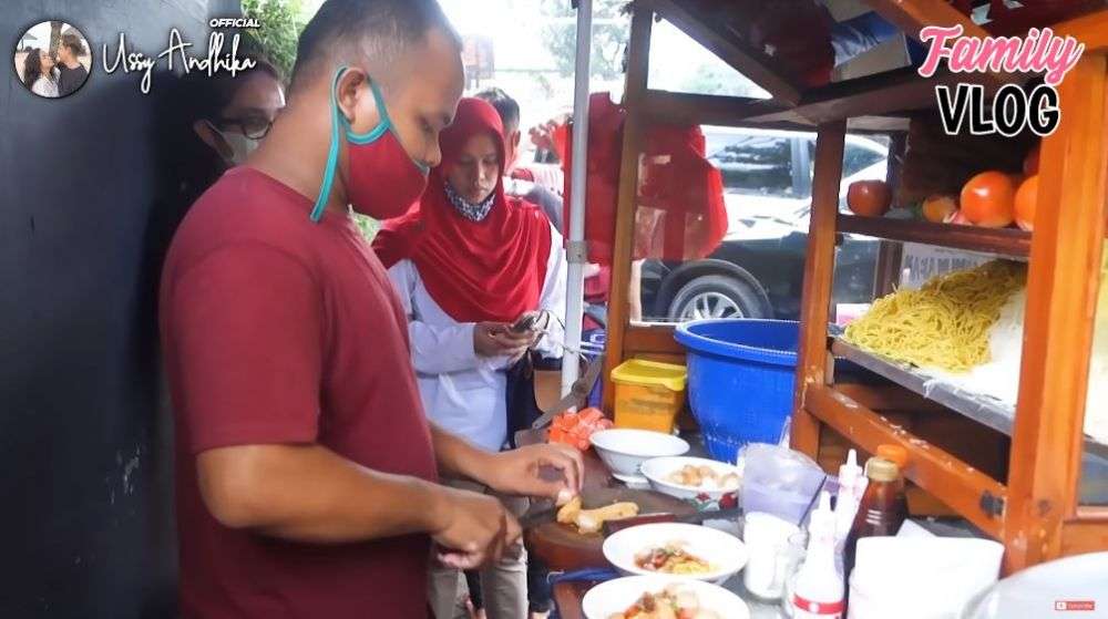 Tak Gengsi, 10 Potret Ussy Sulistiawaty Kulineran Kaki Lima
