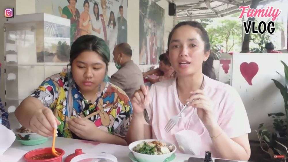 Tak Gengsi, 10 Potret Ussy Sulistiawaty Kulineran Kaki Lima