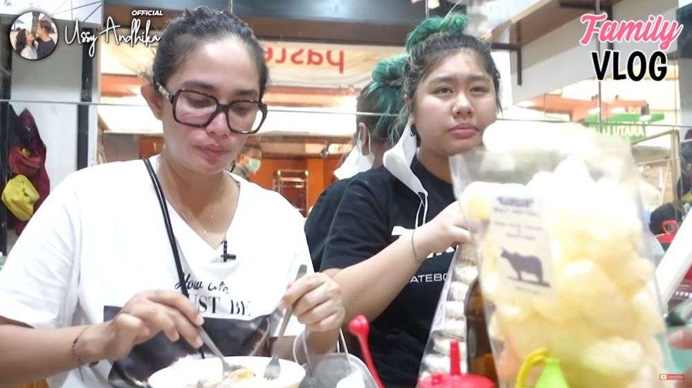 Tak Gengsi, 10 Potret Ussy Sulistiawaty Kulineran Kaki Lima