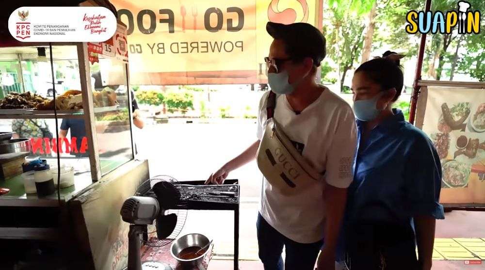 Tak Gengsi, 10 Potret Ussy Sulistiawaty Kulineran Kaki Lima