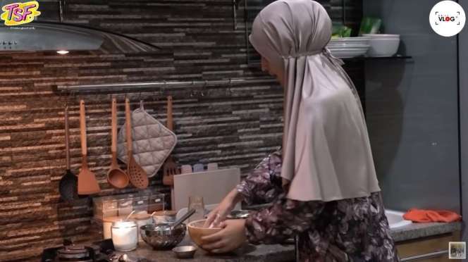 Momen 7 Seleb Masak Menu Buka Puasa, Krisdayanti Pakai Daster