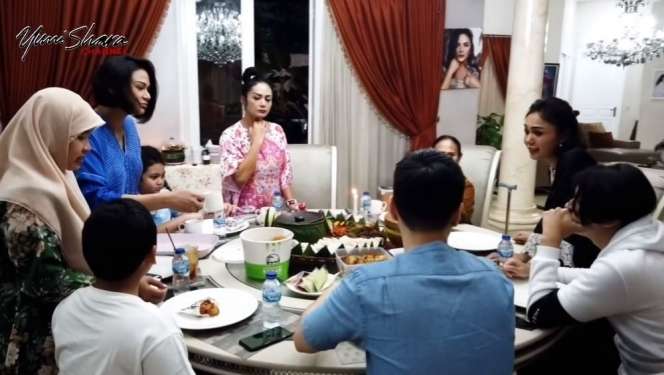 Momen 7 Seleb Masak Menu Buka Puasa, Krisdayanti Pakai Daster
