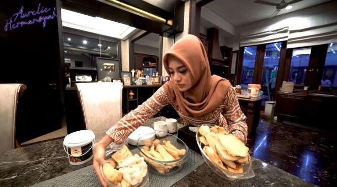 Momen 7 Seleb Masak Menu Buka Puasa, Krisdayanti Pakai Daster