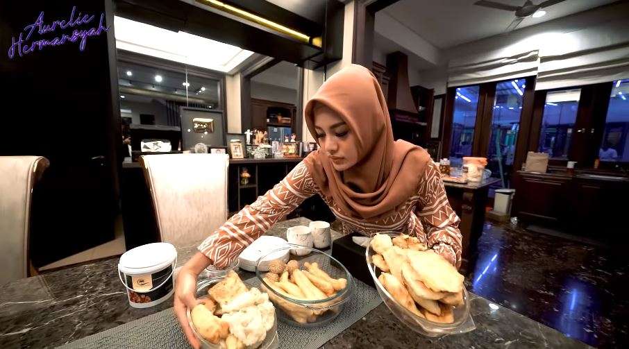 Momen 7 Seleb Masak Menu Buka Puasa, Krisdayanti Pakai Daster