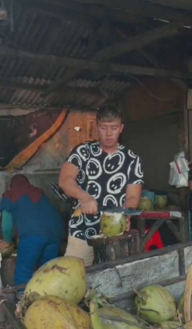 8 Potret Ruri Repvblik Banting Setir Jualan Es Kelapa, Sedih!