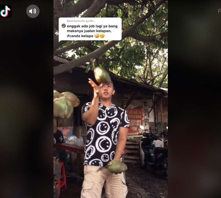 8 Potret Ruri Repvblik Banting Setir Jualan Es Kelapa, Sedih!