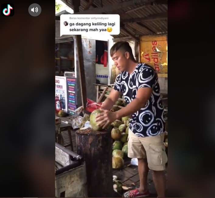 8 Potret Ruri Repvblik Banting Setir Jualan Es Kelapa, Sedih!