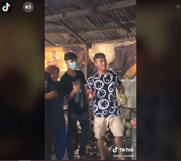 8 Potret Ruri Repvblik Banting Setir Jualan Es Kelapa, Sedih!