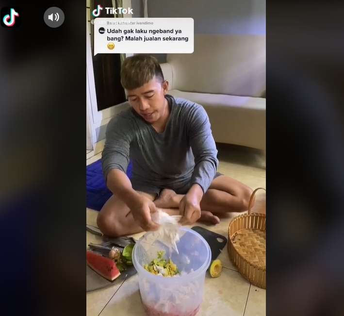 8 Potret Ruri Repvblik Banting Setir Jualan Es Kelapa, Sedih!