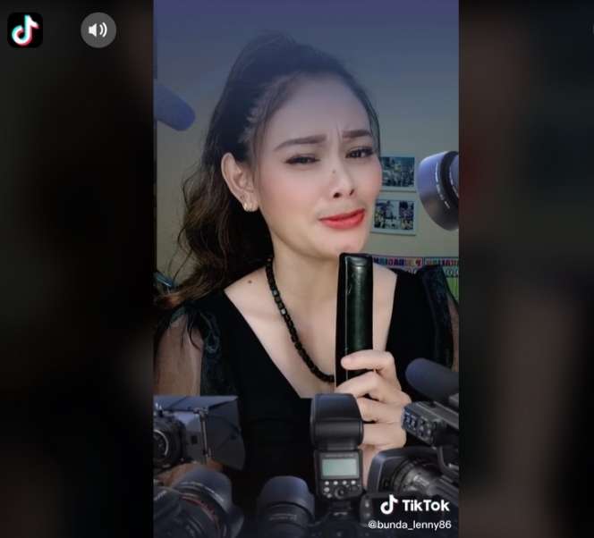 8 Foto Lenny ‘Kembaran’ Iis Dahlia di Tiktok, Semuanya Mirip!