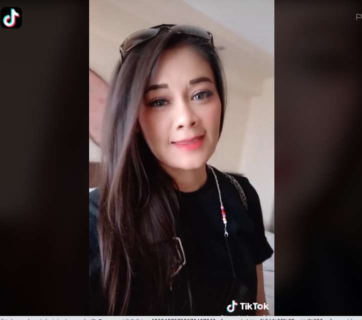 8 Foto Lenny ‘Kembaran’ Iis Dahlia di Tiktok, Semuanya Mirip!