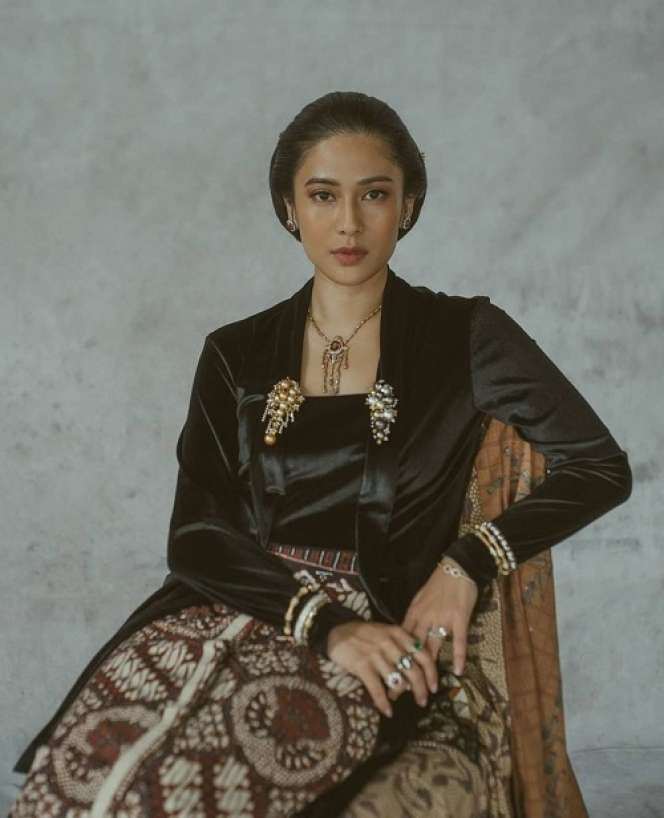 10 Potret Dian Sastro Pakai Kebaya, Cantik ala Indonesia