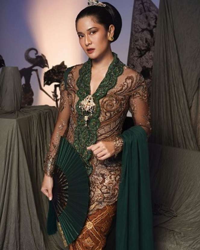 10 Potret Dian Sastro Pakai Kebaya, Cantik ala Indonesia