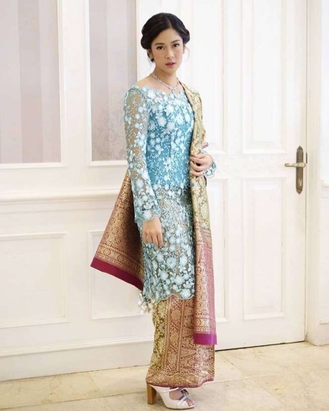 10 Potret Dian Sastro Pakai Kebaya, Cantik ala Indonesia