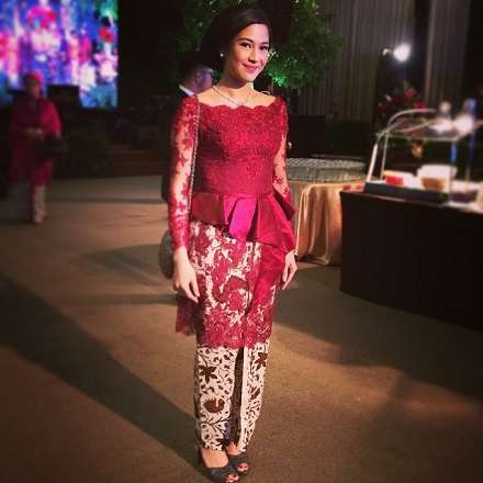 10 Potret Dian Sastro Pakai Kebaya, Cantik ala Indonesia