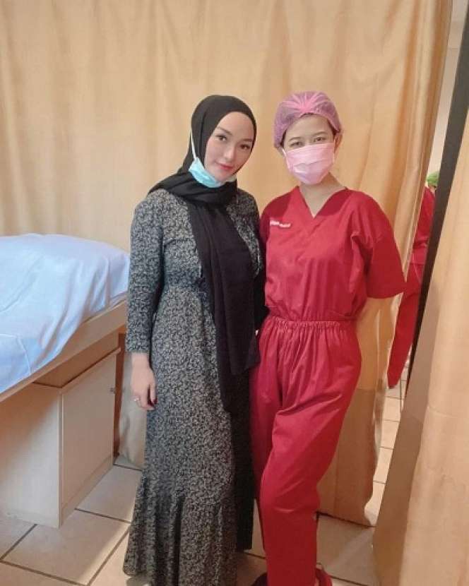 BB Turun 7 Kg, 8 Potret Terbaru Zaskia Gotik Usai Melahirkan