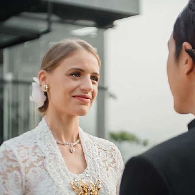 Penampilan Istri Seleb Kenakan Kebaya, Manglingi!